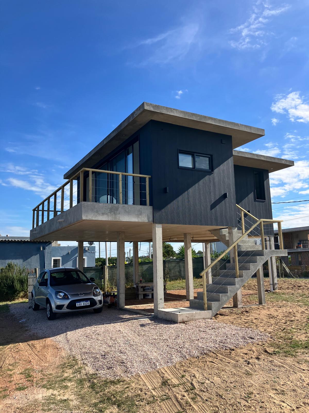 Vivienda sobre pilotis en Punta Negra